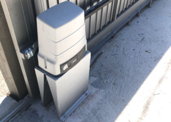 puerta motorizada de metal