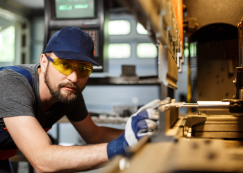 técnico realizando mantenimiento de equipos industriales