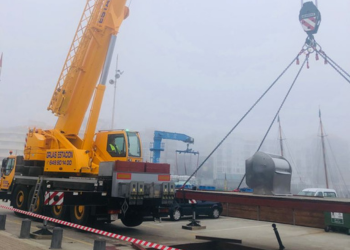 grúa instalando contenedores